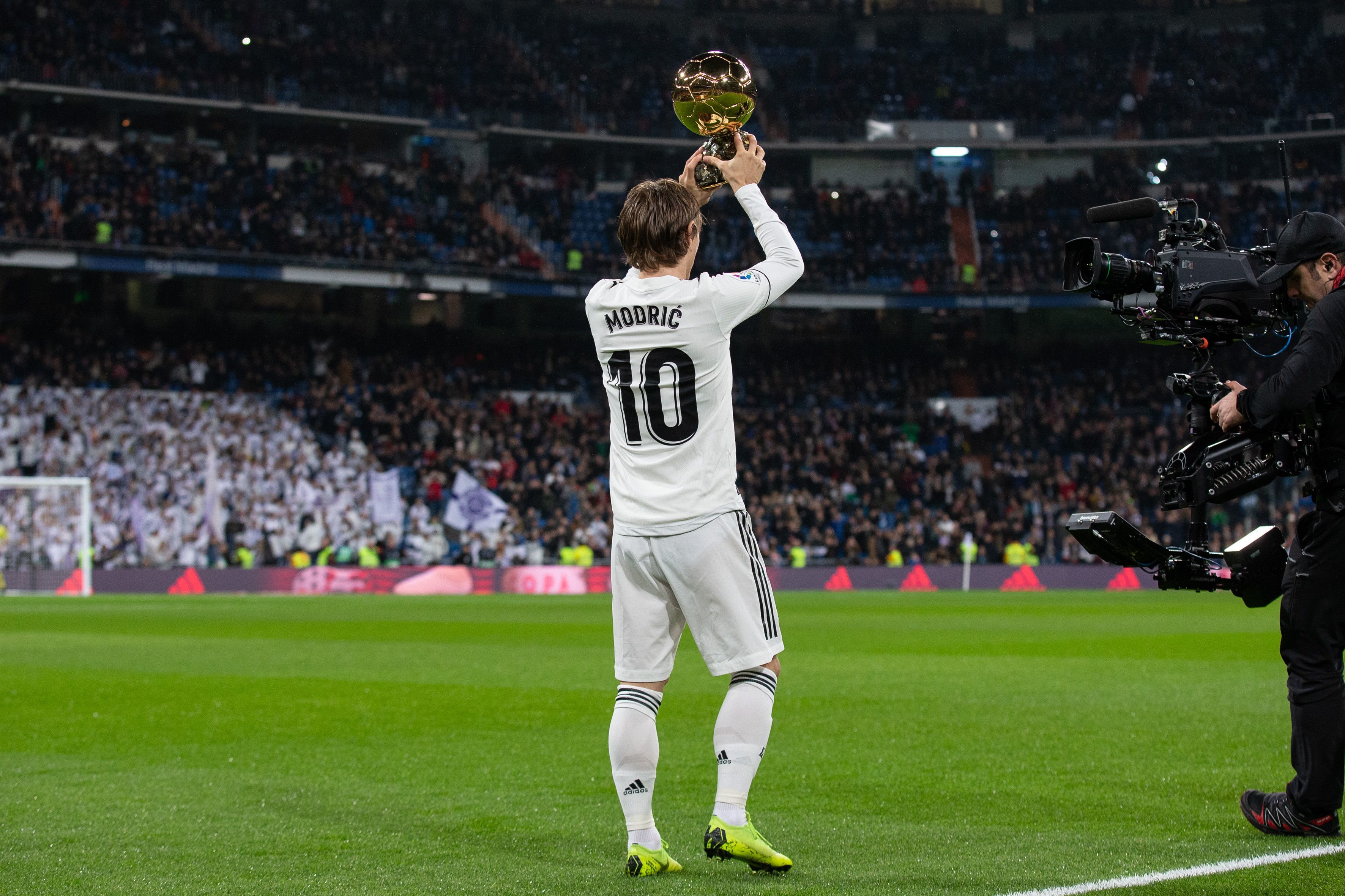 英媒：曼联追罗马后卫切利克，曼城、利物浦、阿森纳也在关注