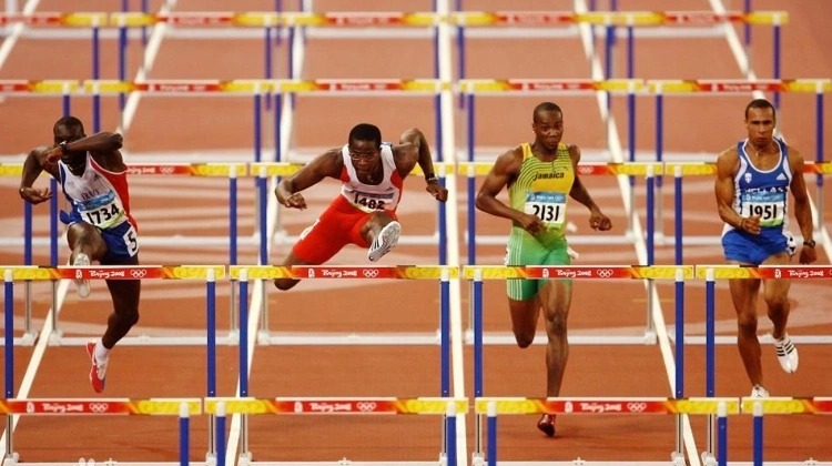 布尼达为何没首发？阿贾克斯主帅：他训练迟到了